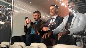 As imagens de Cristiano Ronaldo a ver o Real Madrid-Barcelona em pleno Santiago Bernabéu
