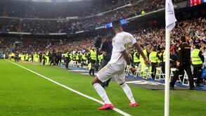 Vinícius decidiu Real Madrid-Barcelona e celebrou à Cristiano Ronaldo... com CR7 na bancada