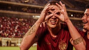 «Lavava o chão e no final levava pão para casa»: história do goleador que trabalhou numa padaria 