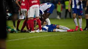 Guarda-redes do Santa Clara 'atropelou' Otávio e médio do FC Porto ficou inconsciente