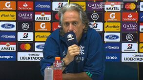 Inacreditável: nigeriano dá 'show' de dança para as bancadas e segundos depois simula... uma agressão