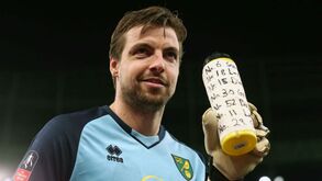 Guarda-redes do Norwich tinha 'cábula' para defender os penáltis do Tottenham