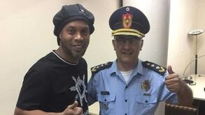 Nem o comissário-chefe da polícia paraguaia resistiu a tirar fotos com Ronaldinho