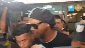 De óculos escuros e sorridente: Ronaldinho deixa esquadra no Paraguai sem acusação