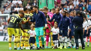 Coronavírus: Premier League proíbe apertos de mão entre jogadores e árbitros