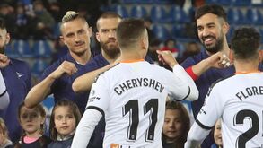 Insólito no Alavés-Valencia: primeiro beijos e abraços e depois... 'toque' com os cotovelos