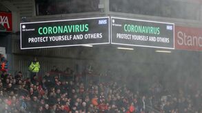 Jogadores e árbitros não se cumprimentaram antes do Liverpool-Bournemouth