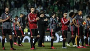 Adeptos furiosos, jogadores cabisbaixos e Weigl com fãs improváveis: imagens de novo deslize do Benfica