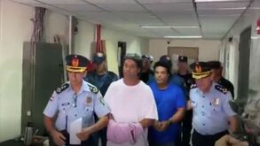 Ronaldinho foi algemado mas tentou esconder com peça de roupa rosa
