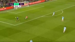 Erro clamoroso de Ederson 'oferece' a McTominay o segundo golo do Manchester United