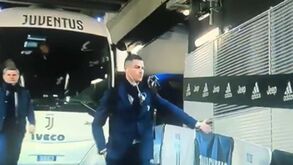 Caricato: Cristiano Ronaldo chegou ao estádio e cumprimentou... pessoas imaginárias