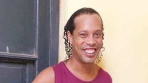 Ronaldinho não perde o sorriso: a primeira imagem na prisão