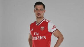 Cédric Soares regressa aos treinos sem limitações no Arsenal