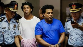 Ronaldinho em prisão com festas, mulheres e até eletrodomésticos