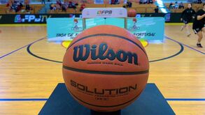 Jogos do campeonato de basquetebol à porta fechada devido ao coronavírus