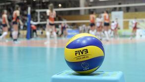 Jogos de voleibol sénior à porta fechada na I, II e III Divisão