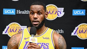 LeBron James retrata-se e já admite jogar na NBA à porta fechada