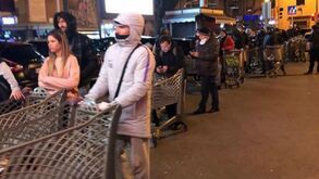 Craques do Nápoles na fila à noite para irem ao supermercado 