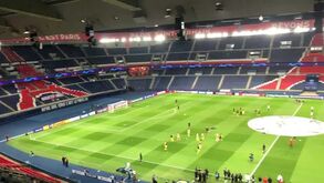 A nova realidade de Luis Suárez: foi jogar com o Liverpool... mas o estádio é bem diferente de Anfield