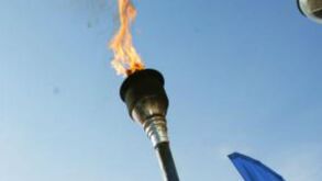 Tocha olímpica acesa em Olímpia numa cerimónia quase sem público