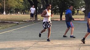 Paraguaios mostram primeiras imagens de Ronaldinho a jogar na prisão