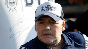 Coronavírus leva a isolamento de Maradona: argentino está entre o grupo de risco 