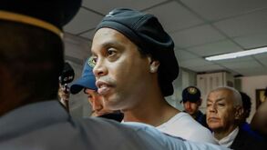 Advogados de Ronaldinho dão 1,5 milhões de euros para tirá-lo da prisão