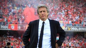 Benfica deseja as melhoras a Jorge Jesus: «Estamos juntos»