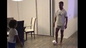 Nani adere ao desafio do papel higiénico e é o filho quem se fica a rir