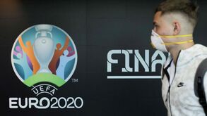 Coronavírus: Futebol 'interrompido' pela primeira vez desde a II Guerra Mundial