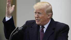 Coronavírus: Trump quer dar cheques acima de mil dólares a cada americano