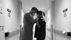 Coronavírus: A imagem de carinho entre dois médicos portugueses que está a comover o País
