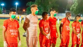 Equipa entra em campo com máscaras e recusa-se jogar em partida do estadual