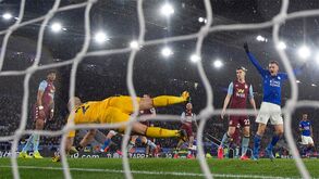 A solução inglesa para decidir a Premier League: 92 jogos à porta fechada em campo neutro