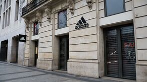Adidas fecha lojas na Europa, Estados Unidos e Canadá