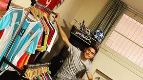 Dybala mostra coleção de camisolas com jogador português em destaque... e não é Ronaldo