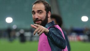 Higuaín sai de Itália em jato particular: polícia ainda tentou travar jogador