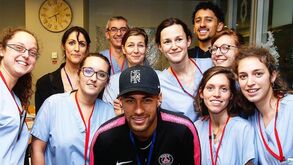 Neymar ao lado de médicos e enfermeiros na luta contra o coronavírus