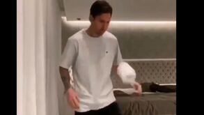Messi também adere à 'bola da moda' e dá toques com papel higiénico