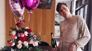 Lindelof cumpre sonho da mulher: de vestido e a beber champanhe pela manhã