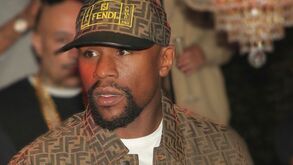 Mayweather adia regresso depois de voltar a ser atingido pela tragédia