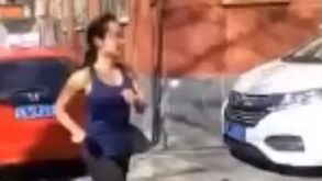 Mulher 'fura' quarentena na China para correr na rua e desafia polícia