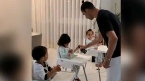 Cristiano Ronaldo dá o exemplo e ensina os filhos a desinfetar as mãos