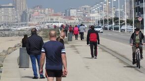 Marginal da Póvoa de Varzim repleta de pessoas em tempo de quarentena