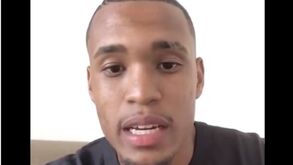 Casemiro 'engolido' pelos adeptos à chegada a Old Trafford para assistir ao Man. United-Liverpool 