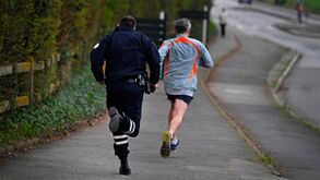 Surreal: polícia francês teve de correr atrás de 'runner' em fuga