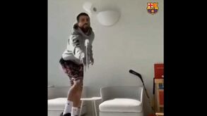 Novo desafio à vista: Piqué mostra como dar toques num rolo de papel higiénico com uma... raquete