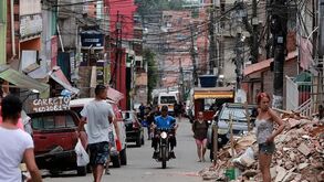 «Se o Governo não tem capacidade, o crime resolve»: Milicianos impõem recolher obrigatório em favelas do Brasil