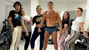 «Cristiano Ronaldo? Foi para ver a mãe mas agora é só fotos na piscina»