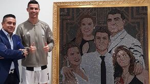 Cristiano Ronaldo 'banhado' a cristais Swarovski: clã Aveiro e um presente especial 